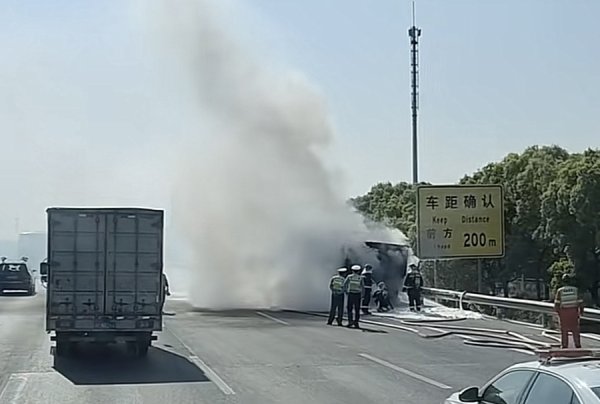 赢盈配资 昨天申嘉湖高速，一辆土方车冒烟起火