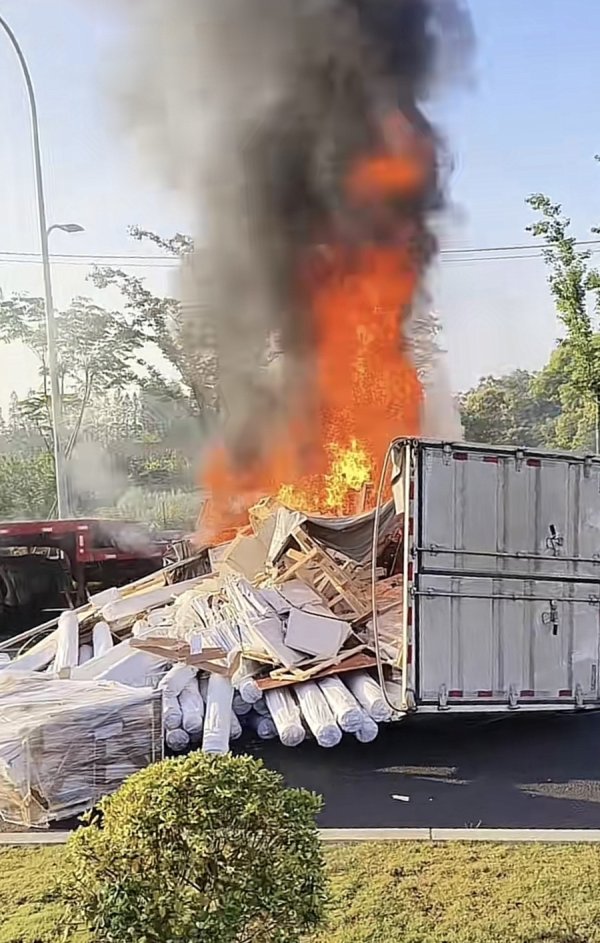 金御优配 今天清晨锦绣东路近川沙路 厢式货车撞上平板车后侧翻起火