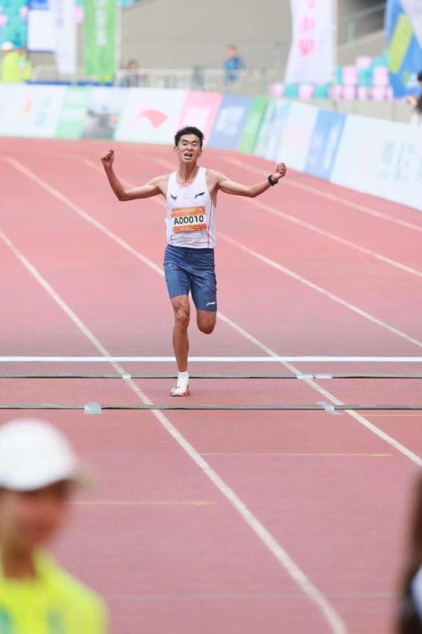 弘大速配 云南小伙获杭马中国选手第一 刷新个人最好成绩